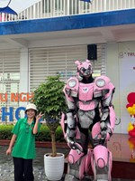 Rô bốt nhân đôi niềm vui với các em học sinh trường TH-THCS Hữu Nghị Quốc Tế